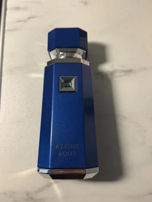 French avenue Azzure aoud - En stark god vinterparfym 100ml, den är bara testad så det innebär att den är full. Säljer den för 250kr frakt ingår inte.