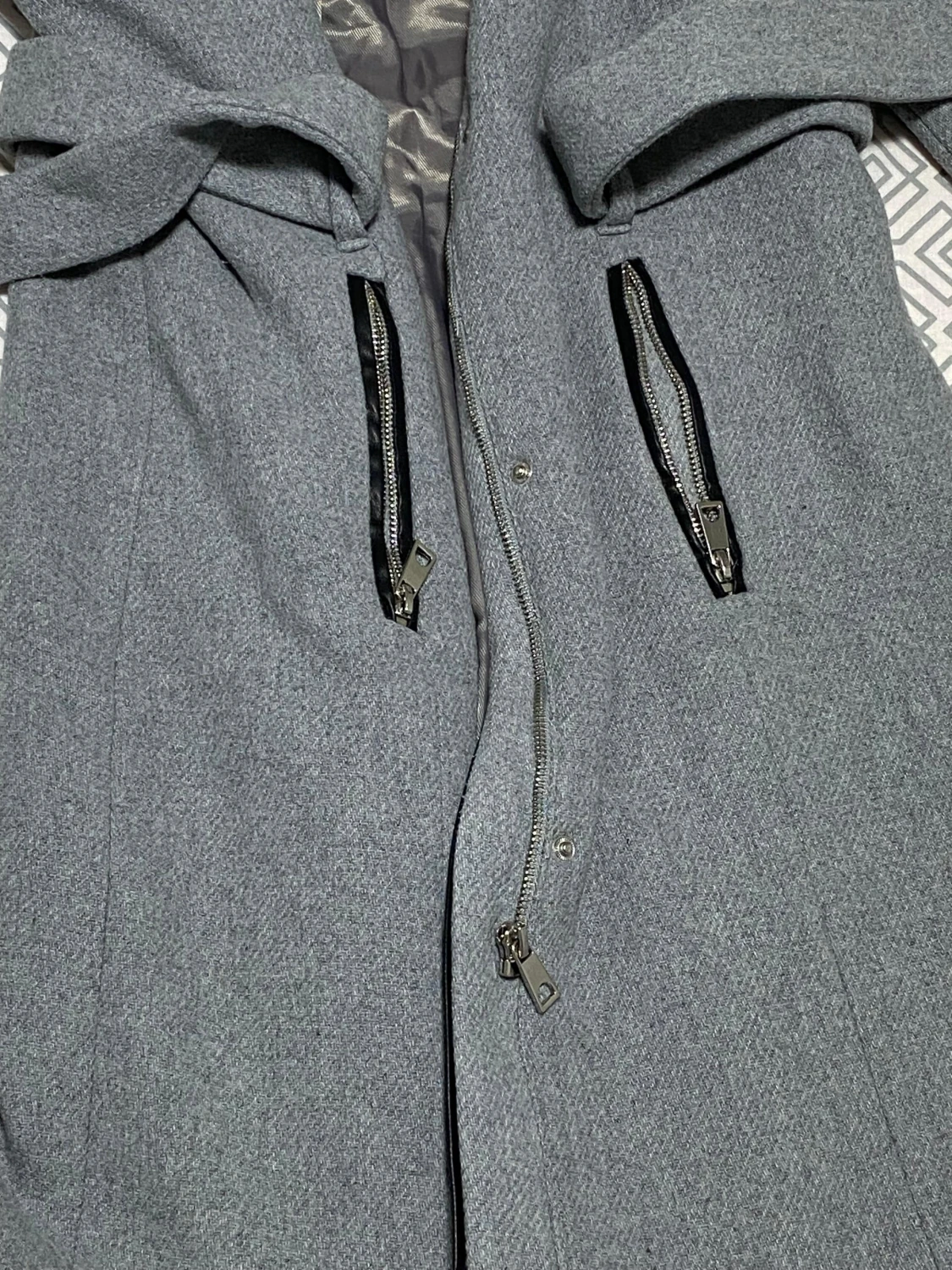 Grå kappa med bälte och dragkedjor - 1