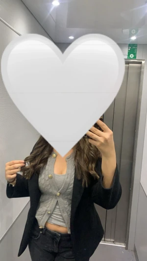 Grå stickad kofta med guldknappar - Säljer en grå stickad kofta med guldknappar. Köpt utomlands och hittas sällan i Sverige och även bra skick 