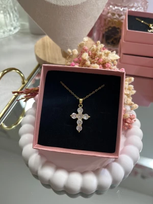 18k guldpläterad kors halsband -  Väldigt fint kors i rostfritt stål, pläterat med 18k guld. Superfina detaljer med gnistrande zirkonstenar ✨hur fint som helst! Passar perfekt som julklapp eller födelsedagspresent.