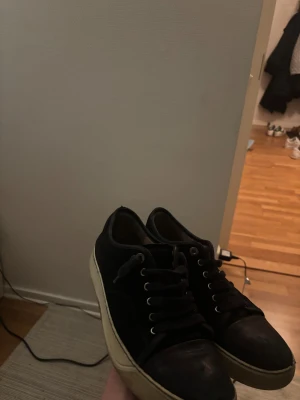 Mörkblå lanvins  - Säljer mina mörkblå lanvins utan glans, storlek 42 