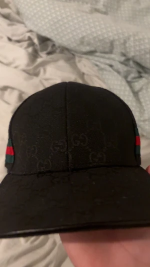 Svart keps med mönster - Skriv om intresse kepsen är i mycket bra skick