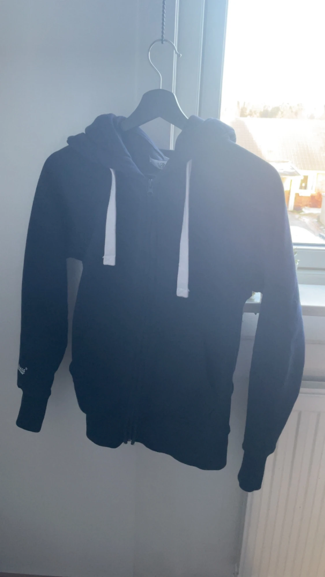 Mörkblå hoodie med dragkedja