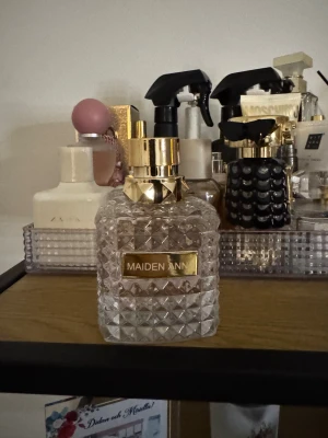 Maiden Anna parfym - Stilren parfym från Maiden Anna med lyxig känsla. Perfekt för dig som vill sticka ut med en snygg flaska på hyllan. Toppnoter: floral citrus och cherry. Helt ny, köpt i london 