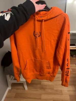 Orange hoodie  - Orange hoodie från hm med tryck, skön 