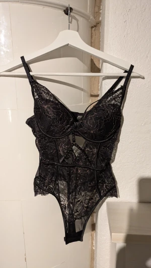 Sexy body - Snygg body med fina detaljer