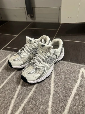 New balance skor - Hej! säljer tjejens snygga New balance skor i vit färg. Skorna är använda i gott skick och varit använda utomhus 3-4 gånger och inte mer. Priset kan diskuteras vid snabbaffär. Söker endast seriösa köpare!!!