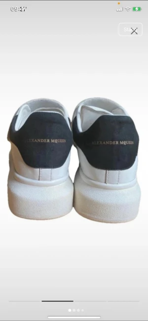 Alexander McQueen vita sneakers - Säljer ett par chunky vita sneakers från Alexander McQueen med bred plattformssula och svart hälparti. Skorna har två breda kardborreband istället för klassisk snörning och är tillverkade i skinn. Perfekt för dig som gillar statement-skor med lyxig vibe. Älta läder . Rena och fina! 