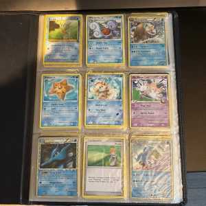 Pokémonkort Samlaralbum - En gammal pokémon samling som jag har samlat under barndomen. Känner att jag ej har nytta till den och vill därför sälja den. Har kollat upp vissa kort och dem är värda en del ungraded, men dem flesta kortet är inte topp topp skick men fungerar perfekt för dig som vill samla. Pris kan diskuteras och hör gärna av er om ni har frågor😁