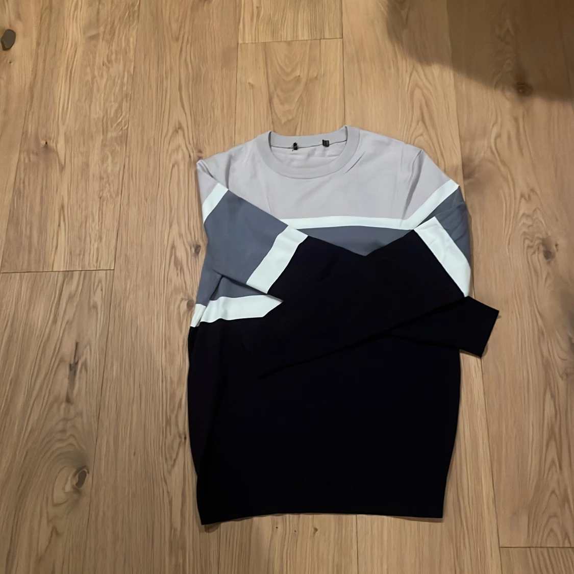 Randig långärmad tröja i blått och grått - 1