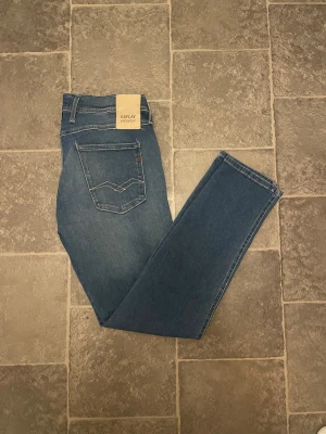 Replay Anbass jeans - •9/10 skick - helt nya✅ •Storlek W32, L30📏 •Inkluderat - jeans👖 •Fraktar inom 24h📦 •Nypris - ca 1600 SEK💸