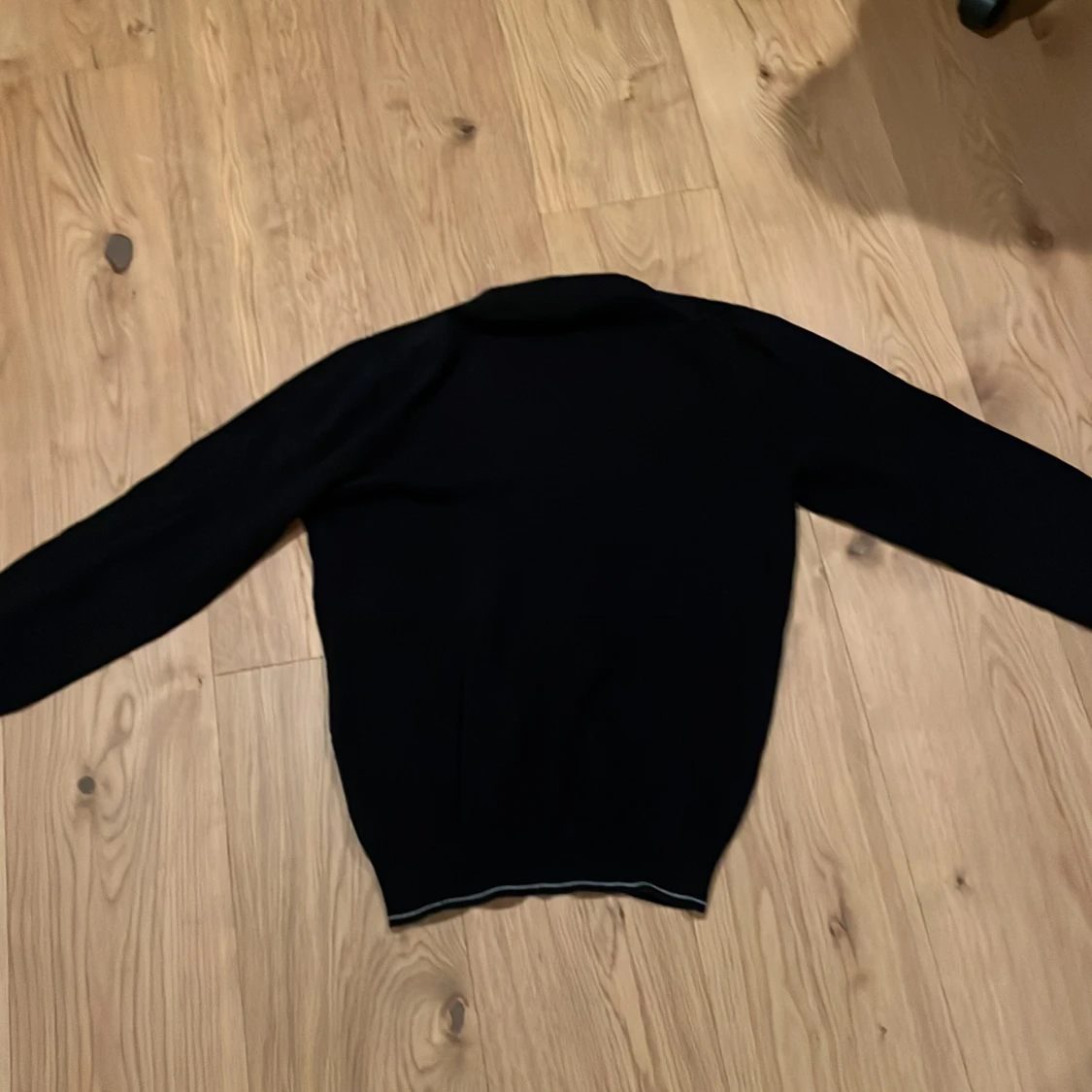 Svart kofta från Bondelid med vita detaljer - 3