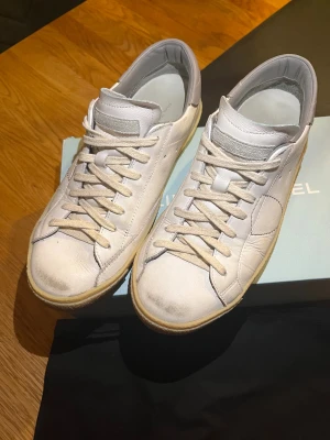 Vita Philippe Model sneakers i skinn - Köpt på ”BESTSECRET” för 3800 men säljer för 1800. Dustbag och originalkartong medföljer. Pris är inte hugget i sten!