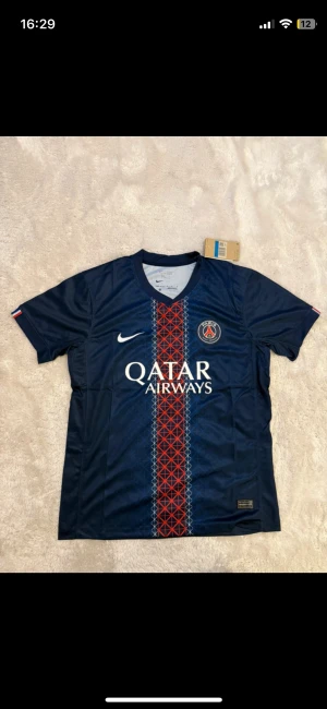 Psg 25/26 matchtröja - Perfekt till dig som vill andvända den på gymmet eller bara se lite extra stil ren ut i vardagen.                                                                                           Normal i storleken          Köp gärna genom Vinted:vilgot1243