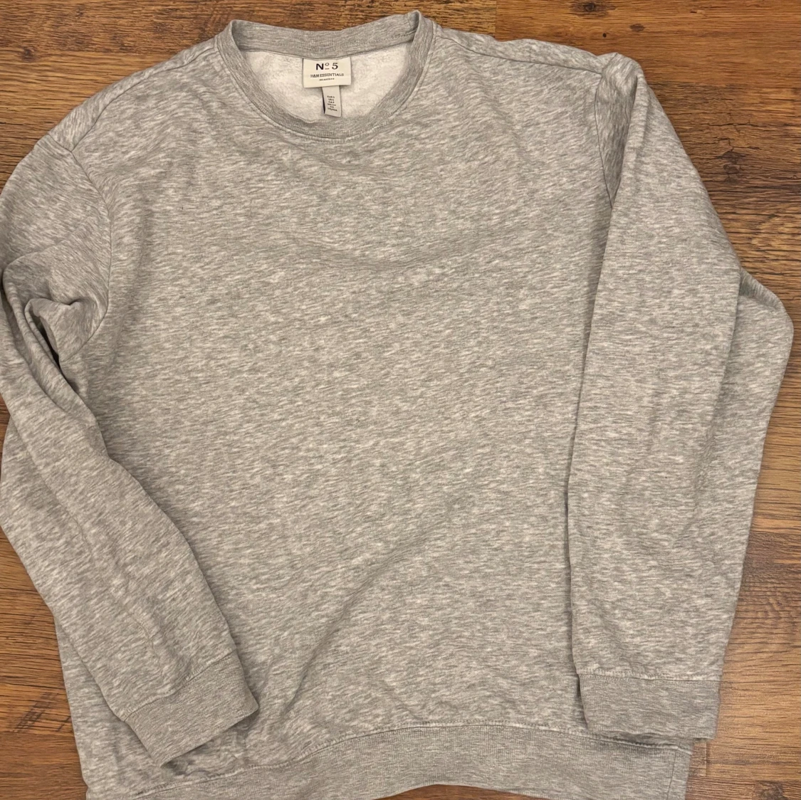 Grå sweatshirt från H&M Essentials
