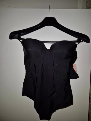 Body H&M storlek 75C - Helt ny och oanvänd, säljer den även på V!nt3d med användarnamn Daniellayilmaz 🌸
