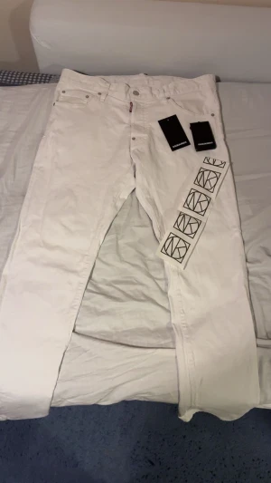 Vita jeans från Dsquared2 cool Guy - Snygga vita jeansbyxor från Dsquared2. Helt äkta kvitto och alla bevis på att dom är äkta finns nypris 3799. Dom e helt nya använd kanske 1 gång men dom ser helt nya ut. Det är bara att höra av er vid frågar.