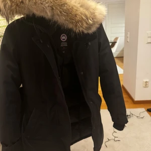 Canada Goose Victoria Parka  - säljer min Canada Goose Victoria Parka i storlek XS då den inte längre passar. Jackan är i mycket bra skick, använd i fyra vintrar och väl omhändertagen. Det finns inga repor och skador, den är fortfarande i fint skick. 
