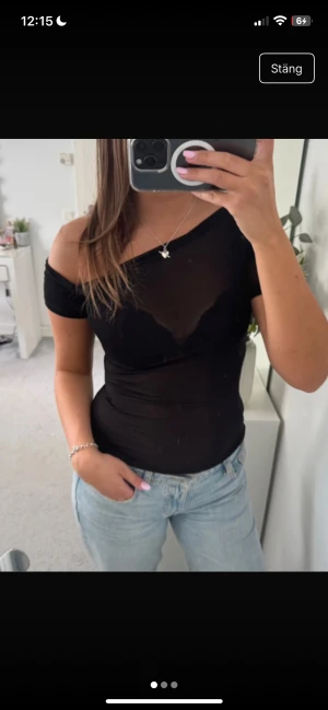 Svart offshoulder mesh topp Zara S - Säljer en svart, tight mesh topp från Zara i storlek S. Toppen är offshoulder med korta ärmar och har en transparent look som ger en edgy vibe. Perfekt att styla med jeans eller kjol för en trendig outfit.💞💞postar samma dag