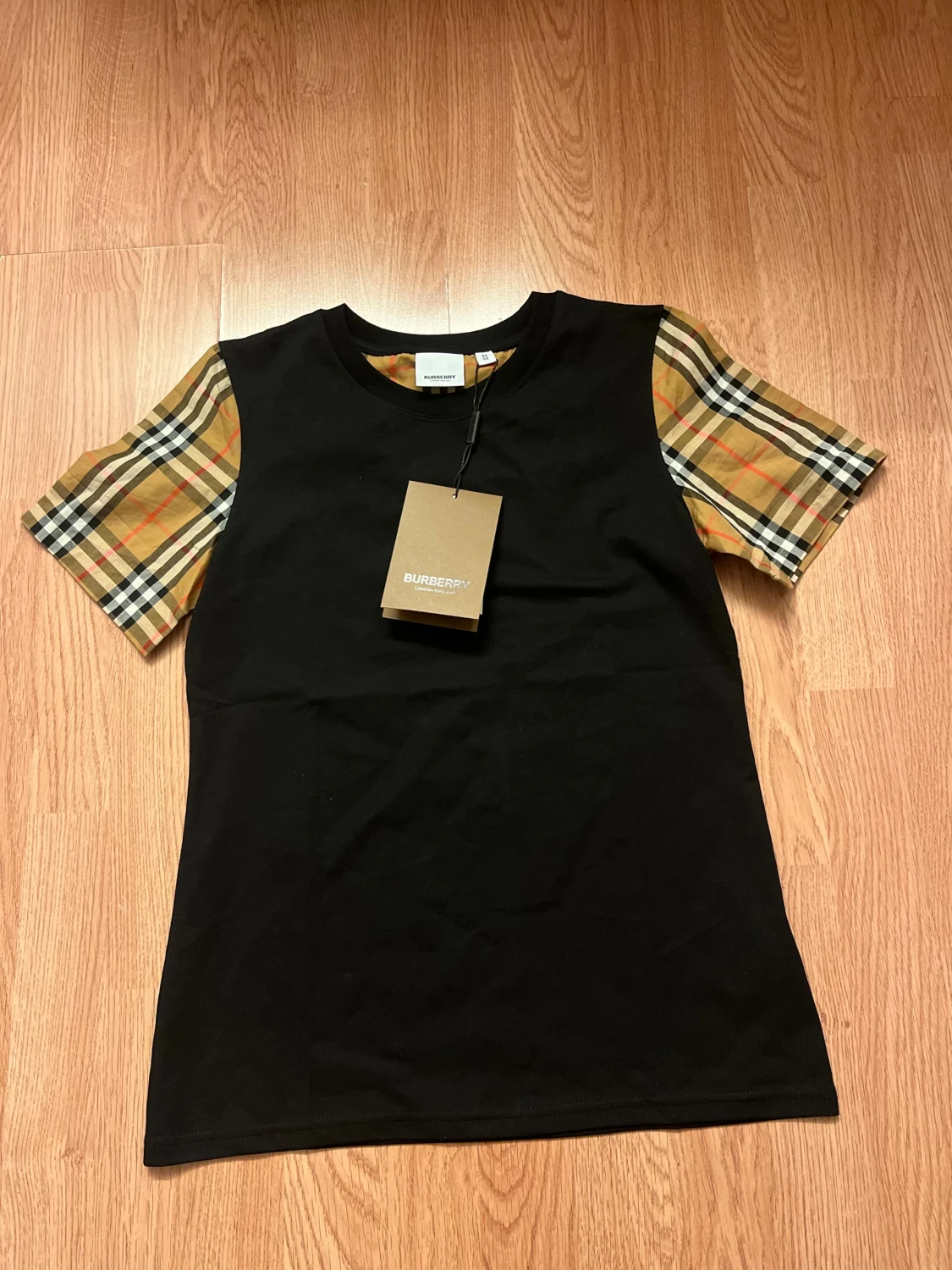 Svart Burberry t-shirt med rutiga ärmar