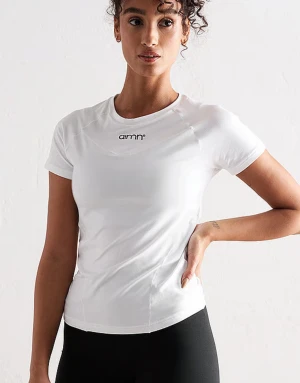 Vit sportig t-shirt från Aim'n - Snygg vit t-shirt från Aim'n med tight passform och korta ärmar. T-shirten har rund halsringning och diskret logga framtill. Perfekt för träning eller en aktiv vardag. Materialet är mjukt och följsamt för maximal komfort.