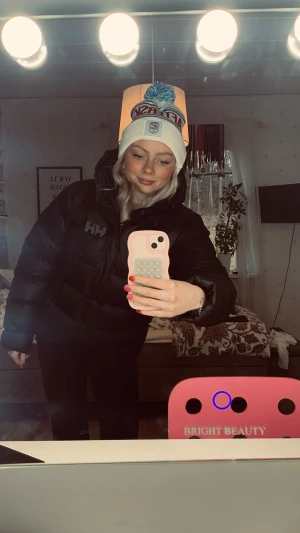  Helly Hansen jacka dam - Svart pufferjacka från Helly Hansen med huva och dragkedja. Jackan är quiltad och har en clean look med HH-logga på bröstet och Helly Hansen-tryck på ryggen. Perfekt för kalla dagar och riktigt skön passform. Använd 1 vinter säsong köpt för 3000kr inga defekter🤍 tvätas såklart inanan jag sickat 🤍 SÄLJES ÄVEN PÅ VINTED 