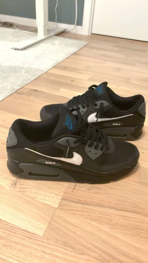 Nike Air Max 90  - Nike air Max 90 i bra skick. Används ej. Skorna är riktigt fräscha och passar bra nu till vinter. 