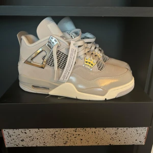 Jordan 4 frozen moments  - Säljer mina helt oanvända Jordans i storlek 42,5 Köpta från soleplus, kartong som är bra skick medföljer såklart, tagg sitter kvar. Frågor eller fler bilder hör av dig 