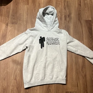 Billie Eilish hoodie - Jag säljer en Bille Eilish hoodie för jag inte använder den längre. Den är lite urtvättad men materialet är fortfarande bra💞💞
