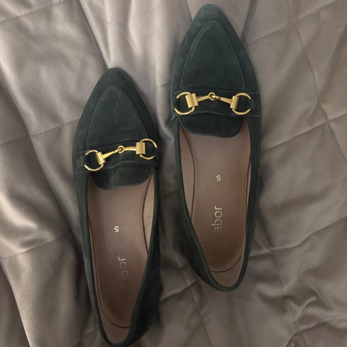 Mörkgröna mocka loafers från Gabor - 1