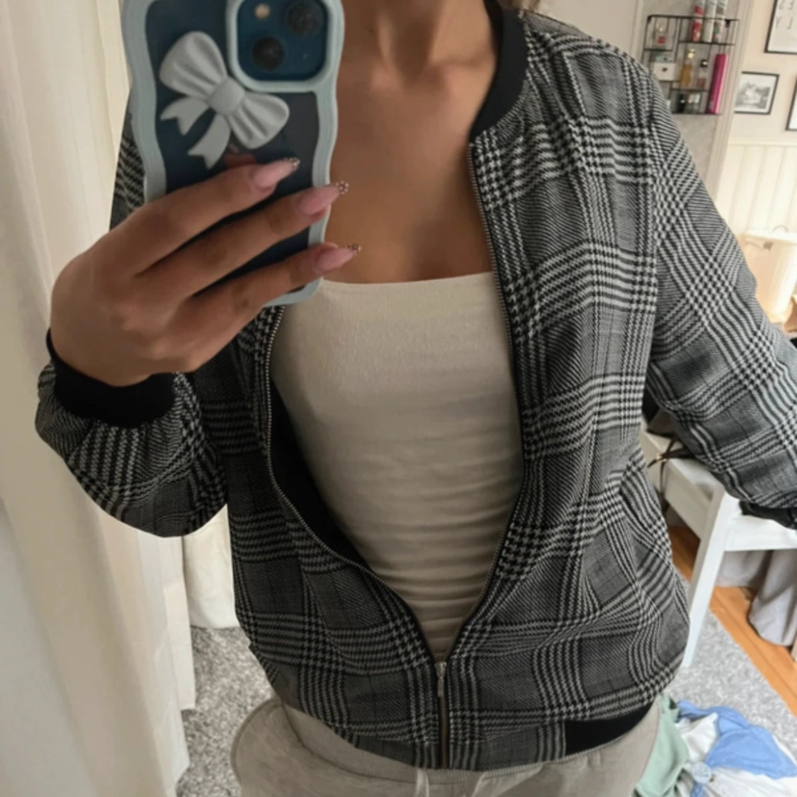 Grå rutig bomberjacka med dragkedja