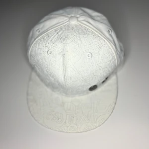 New era keps vit - Vit New Era keps i mycket bra skick, pm vid intresse. 
 
 Storlek: 56.8cm