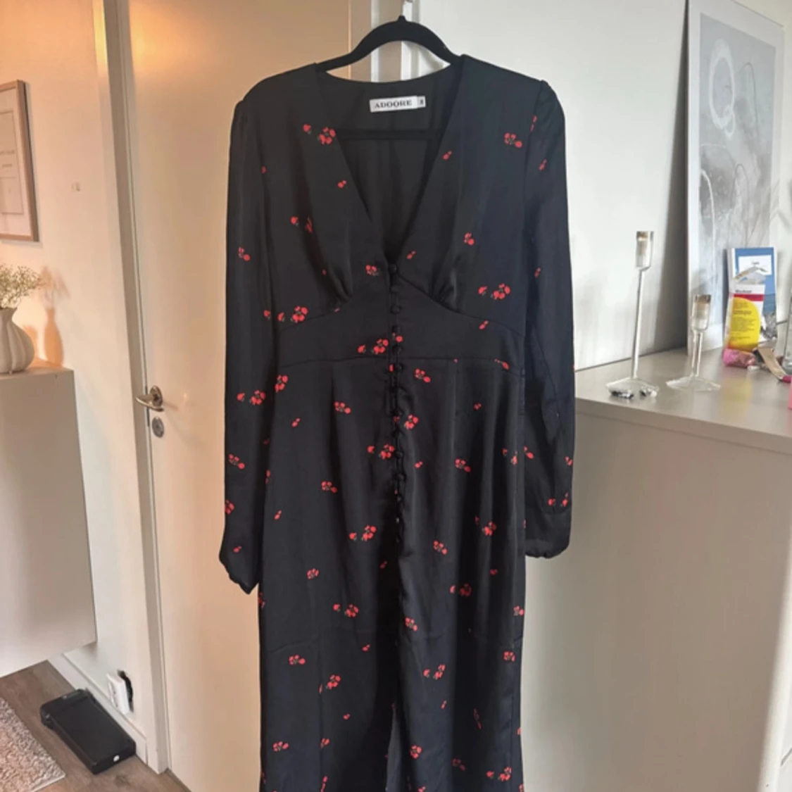 Svart långklänning med blommor från Adoore