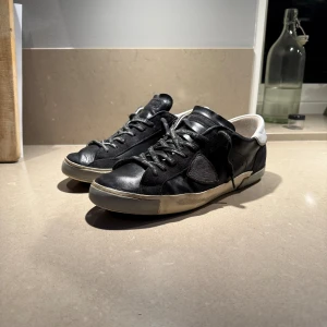 Philippe Model Psrx - Svarta philippe model psrx i storlek 42 men passar perfekt för mig som i vanliga fall har 43. Bra skick förutom lite små skavanker, läder och mocka behandling är gjorg samt en välgjord rengöring. Kom gärna med frågor eller funderingar 🙌😀