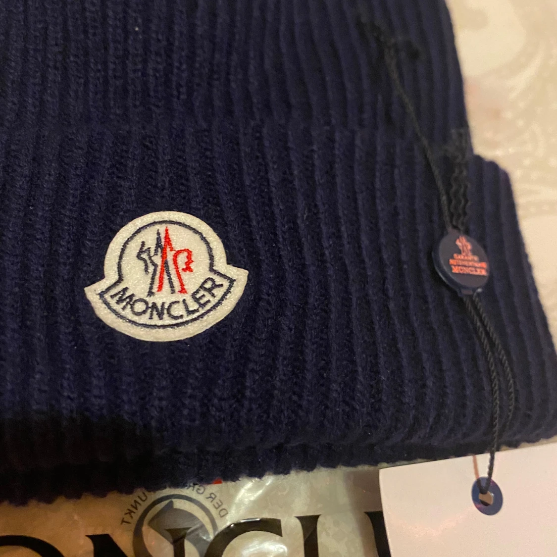 Mörkblå ribbad mössa från Moncler - 25