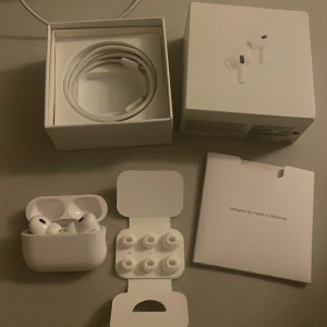 AirPods Pro 2  - Säljer ett par AirPods Pro Gen2 som jag använt i cirka 2-3 veckor inte mer än så. Fungerar felfritt. Liten spricka på högra airpoden men inget som skadar, man lägger inte märke på de om inte man kollar noggrant. Laddas ganska snabbt och håller i ungefär 12 timmar på full laddning. Vid intresse kontakta gärna eller skicka ett bud så kan vi diskutera mer. /Mvh