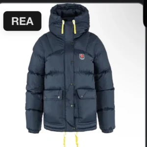 SÖKER navy blue, ligh blue eller svart fjällräven jacka str xs - SÖKER navy blue, ligh blue eller svart fjällräven jacka str xs skriv om ni har någon, billigt