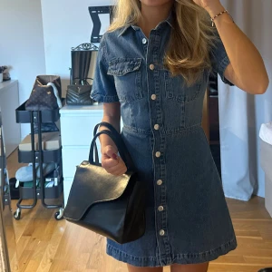 Jeansklänning - Super snygg jeansklänning från Zara i storlek Xs! Aldrig använd så i super bra skick💕