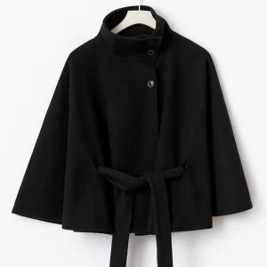 Svart kappa med bälte och hög krage - Stilren svart kappa med hög krage och breda ärmar. Jackan har knappar framtill och ett långt bälte i midjan som ger en snygg siluett. Perfekt för dig som gillar minimalistisk design och vill ha en jacka som sticker ut med sin coola form.