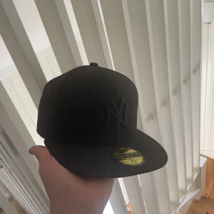 New era keps  - Säljer min new era keps då den var förliten. Aldrig använd och helt ny. Nypris är ca 600kr. Den är 56,8 cm i omkrets så passar de flesta. Skriv vid minsta fundering!