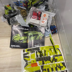 Technic Supercar RC byggsats - Komplett Technic Supercar byggsats med fjärrkontroll, dekaler och instruktioner. Delarna är nya och ligger i originalförpackning. Perfekt för bilentusiaster och modellbyggare som vill ha en avancerad och rolig utmaning. Inga synliga defekter eller slitage.