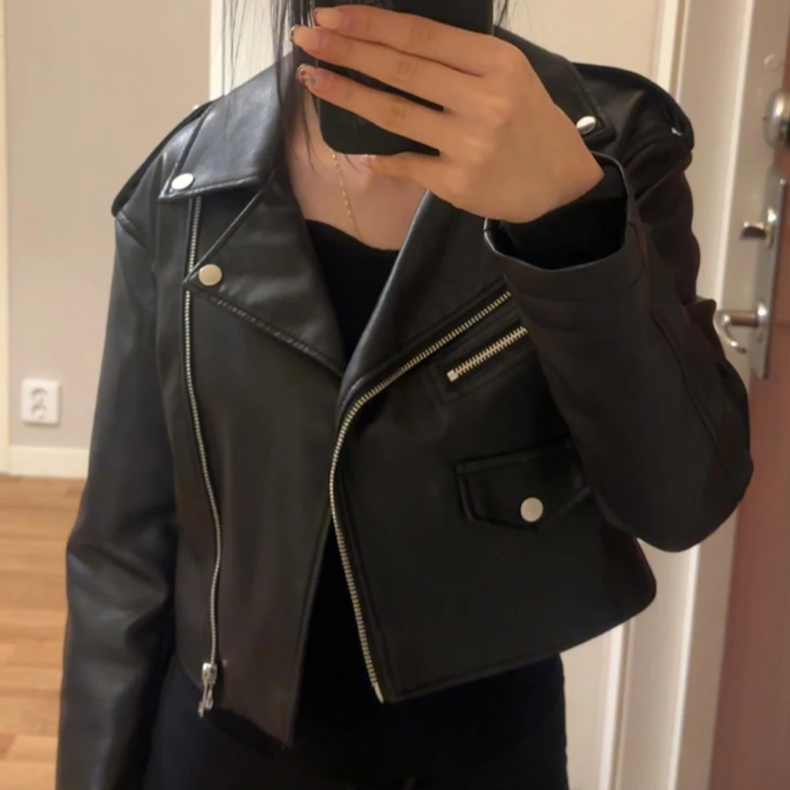 Svart croppad skinnjacka från Amisu