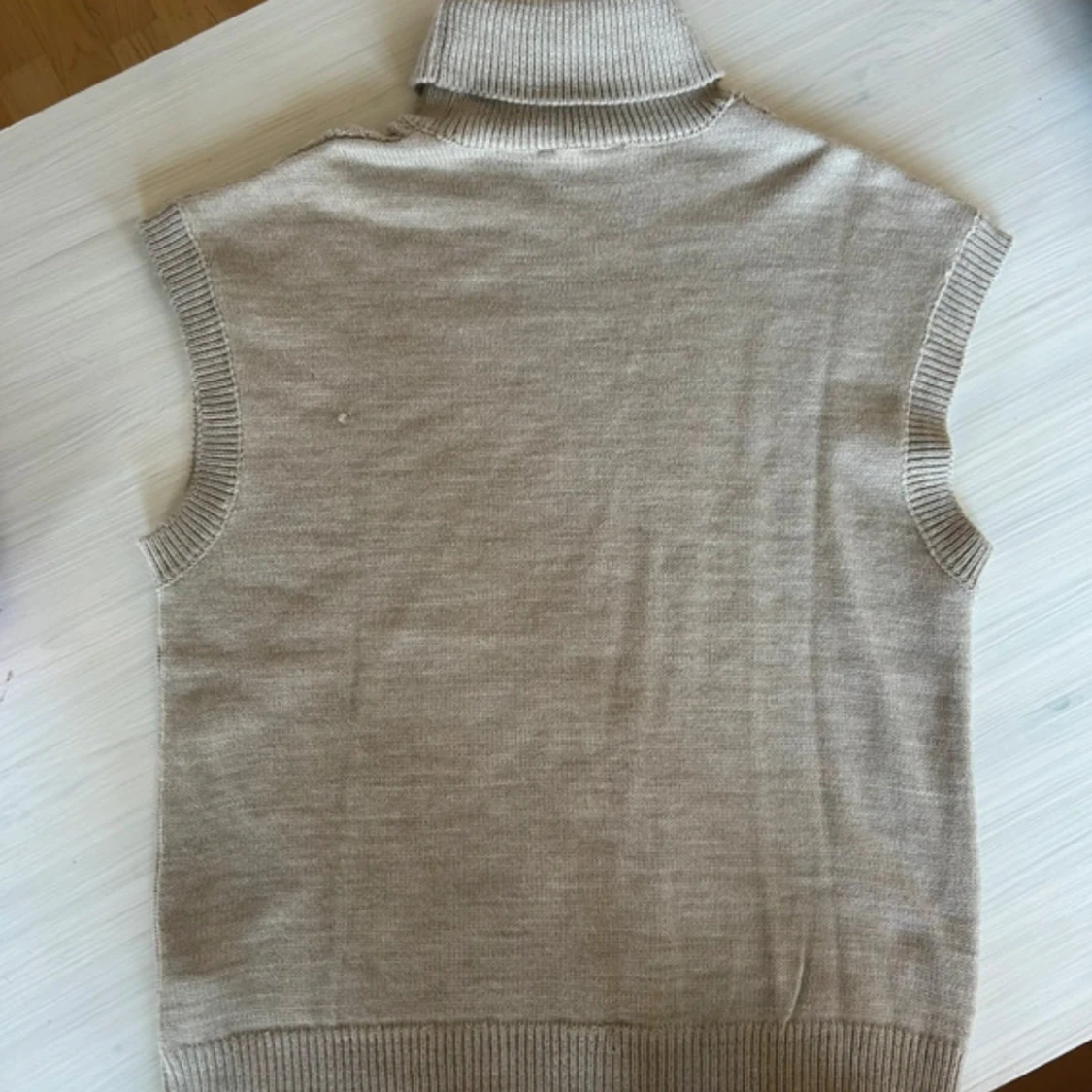 Beige stickad väst från Trendyol - 2