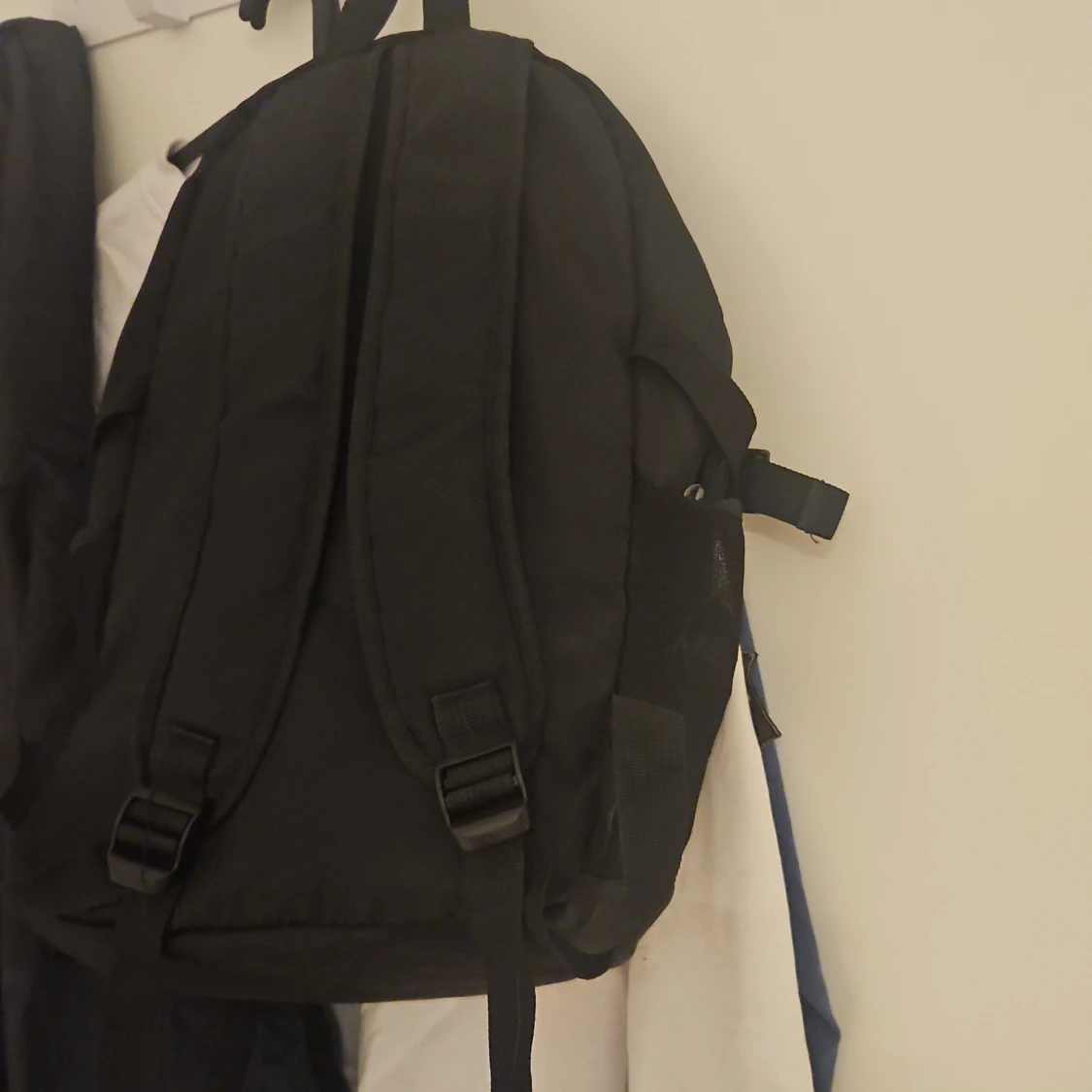 svart ryggsäck med logga - 1