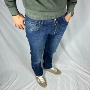 Jacob Cohën 688 - Size: W32 Skick: 8.5/10 ( gått bort väldigt lite av patchen)  Mått: 43x110  (Midja and ytterbenslängd i cm)- Modellen är 185cm & 78kg 