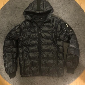 Peak Performance dun jacka  - Säljer denna peak performance jackan som är i ett använt men fortfarande bra skick så finns lite tecken på användning men fortfarande bra skick. Storlek S och Svart. Hör av dig vid minsta lilla fundering! 