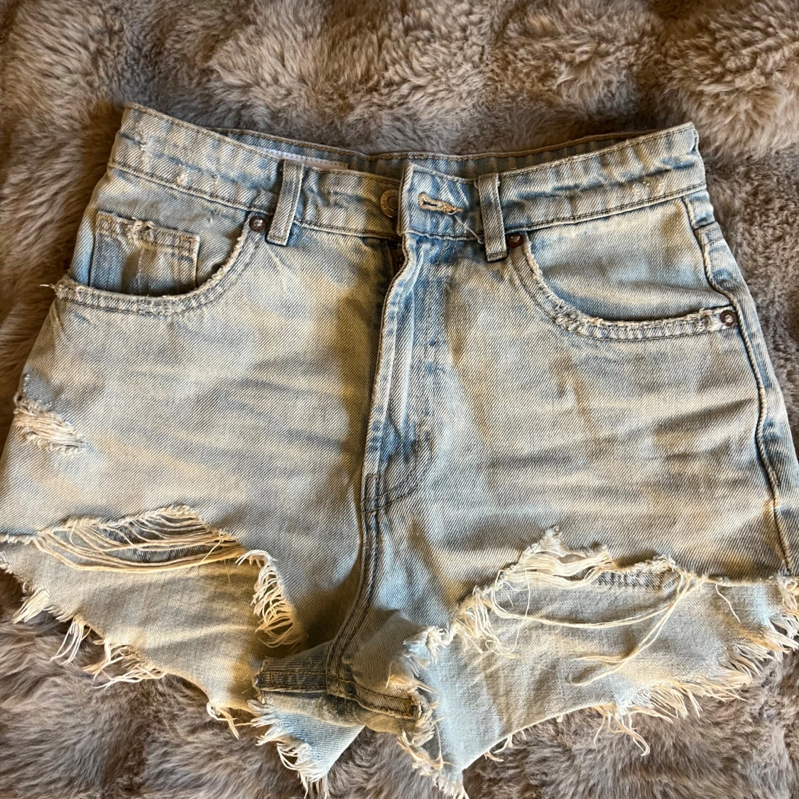 Ljusblå denimshorts med fransar