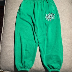 Always du what you should do byxor, gröna - Ett par riktigt snygga Always du what you should do byxor,dom är i toppen skick med inga skador. Sparsamt använda. Storlek L men dom är väldigt flexibla i storlek. Vid frågar och funderingar är det bara att hör av sig!!.