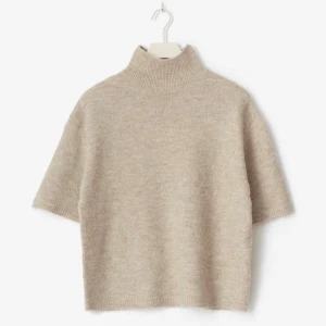 Tröja  - Jättefin beige  tröja från Ginatricot som aldrig är använd och i nyskick🩷 säljer då den inte kommit till användning 