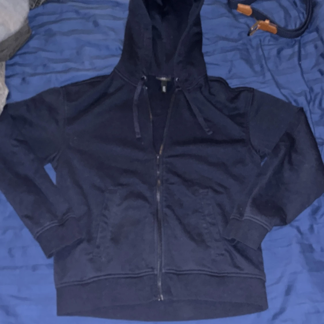 Mörkblå hoodie med dragkedja och huva